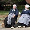 Niederländische Bäuerinnen in Tracht. von Wim van Gerven