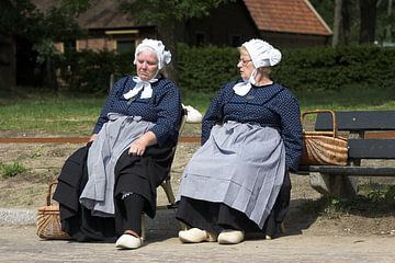 Hollandse boerinnen in klederdracht. van Wim van Gerven