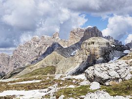 Majestätische Felsformationen ragen eindrucksvoll in den Himmel: Die Drei Zinnen präsentieren sich in perfektem Licht, umgeben von schroffen Gipfeln, alpinen Wegen und karger Hochgebirgslandschaft.