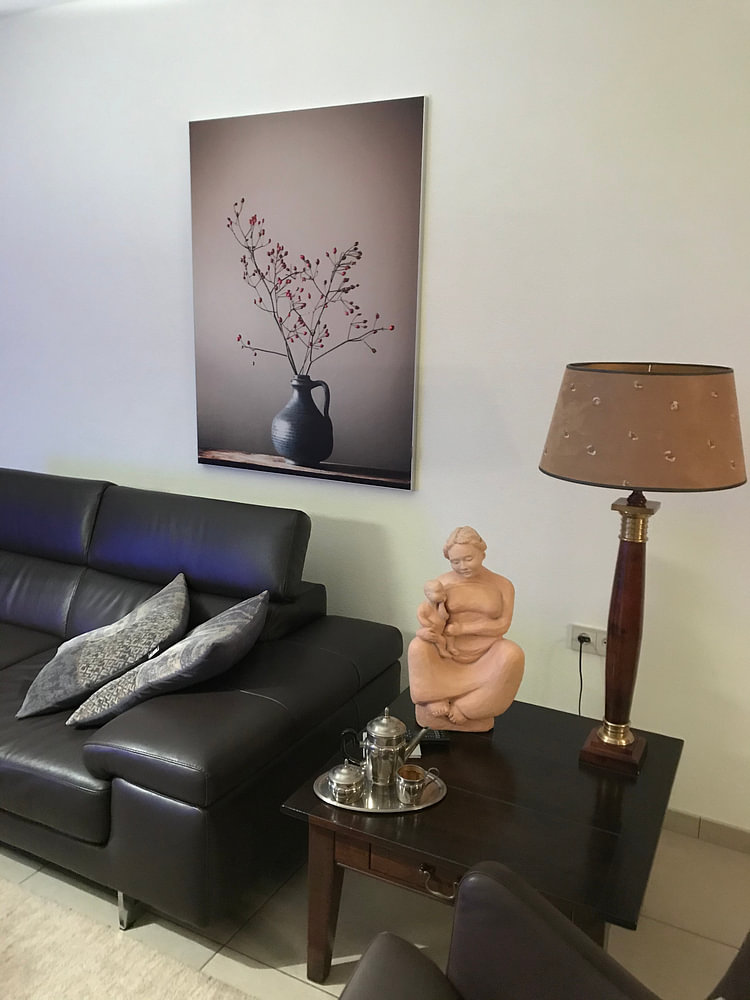 Stilleven blauwe vaas met besjes (gezien bij vtwonen 'Weer verliefd op je huis'), van Karin Bazuin
