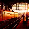 Passagers d'un train sur le quai de la gare de La Haye Holland Spoor sur Rob Kints