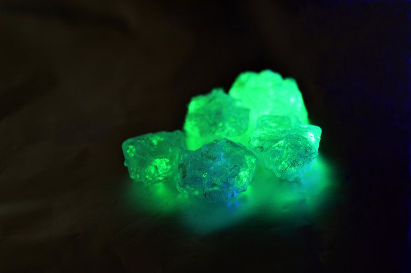 Groen fluorescerende kristallen  van Gera Wijlens