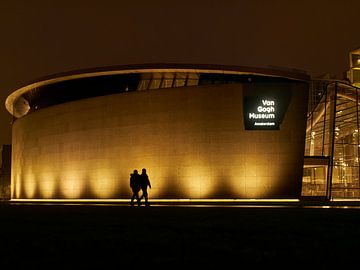 Twee mensen lopen voor het Van Gogh Museum bij nacht van Dushyant Mehta