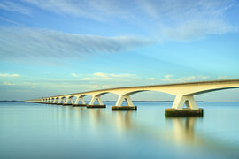 Zeelandbrücke – Langzeitbelichtung im Abendlicht von Michael Valjak