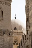 Architectuur oude centrum cairo egypte. Doorkijk op moskee koepel.