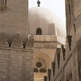 Architectuur oude centrum cairo egypte. Doorkijk op moskee koepel. van Marjolein Hameleers