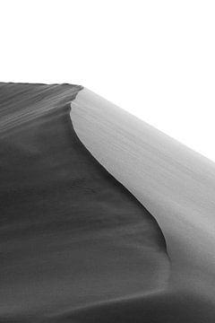 Zandduin in de Sossusvlei in zwart-wit, Namibië van Suzanne Spijkers
