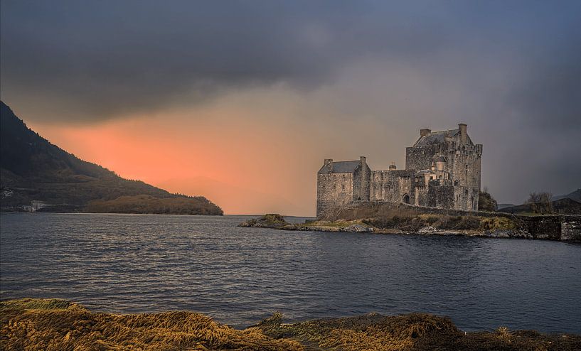 Sfeervolle foto van Eilean Donan Castle tijdens een kleurrijke zonsondergang. Dramatisch licht, ruig water en Schotse natuur als tijdloze wanddecoratie. van J.H Photoart