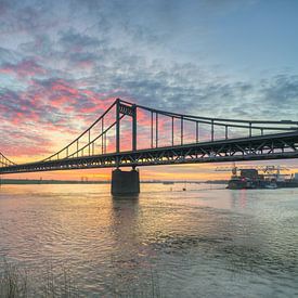 Rijnbrug Krefeld-Uerdingen bij zonsopgang van Michael Valjak