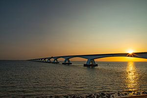 Die Zeelandbrug mit Sonnenaufgang.