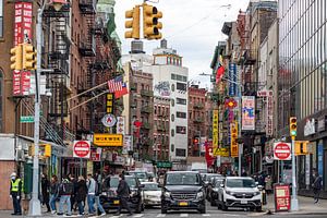 Straatbeeld Chinatown Manhattan van Albert Mendelewski