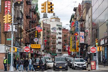 Straatbeeld Chinatown Manhattan van Albert Mendelewski