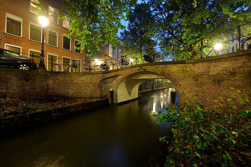 Magdalenabrug over de Nieuwegracht in Utrecht van Donker Utrecht
