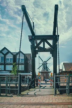 A bridge and a windmill in Papenburg van Elianne van Turennout