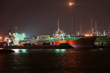 Ginga Bobcat Chemikalientankschiff bei Nacht im Hafen von Rotterdam 2