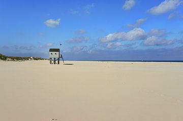 Verlassener Strand mit Ertrinkungsschutz von FotoBob