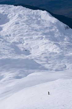 Ein Wanderer auf Schneeschuhen im Mont-Blanc-Massiv.