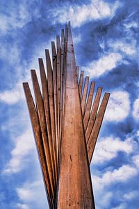 Stahl Skulptur vor Wolken