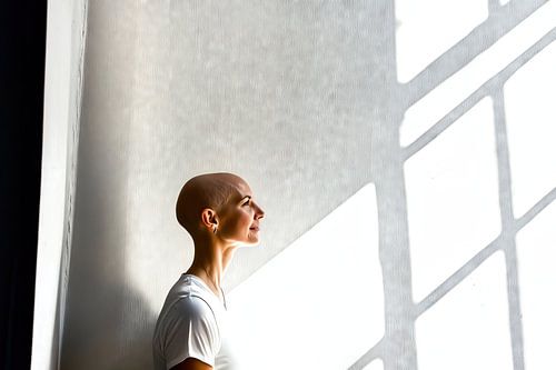 Krachtige vrouw in het licht van hoop
