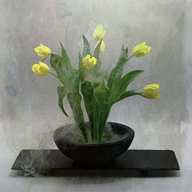 Nature morte rêveuse et poétique avec des tulipes jaunes. sur Saskia Dingemans Awarded Photographer