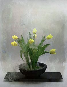 Verträumtes, poetisches Stillleben mit gelben Tulpen.