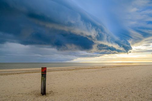 Zonsopgang op het strand van Texel met een naderende onweerswolk
