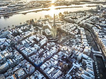 Vue de la ville de Kampen sur la rivière IJssel par un froid soleil d'hiver sur Sjoerd van der Wal Photographie