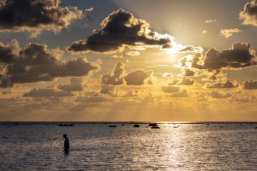 Uitzicht over de Japanse zee tijdens zonsondergang