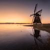 Ypeymolen in de Ryptsjerksterpolder bij zonsondergang – schaatsers met spiegelende reflectie van KB Design & Photography (Karen Brouwer)