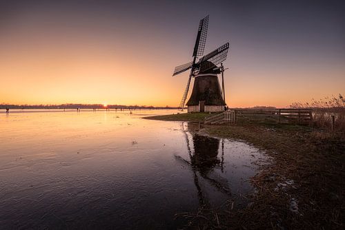 Ypey windmill in the Ryptsjerksterpolder at sunset – skaters with mirror-like reflections by KB Design & Photography (Karen Brouwer)