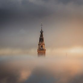 Waagtoren die tussen de wolken oprijst van Larissa van Hooren