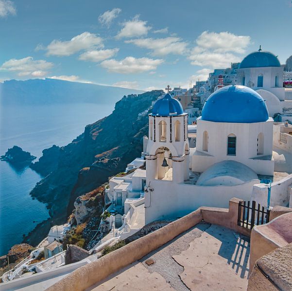 Stadt am Kraterrand, blaue Kirchenkuppeln, Oia, Santorin, Griechenland von Rene van der Meer