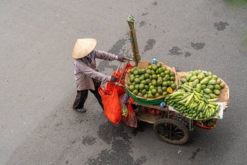 Groenteverkoopster in de straten van Hanoi van Ron Poot