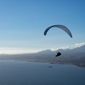 Paragliden over de blauwe Middellandse Zee van Adriana Mueller