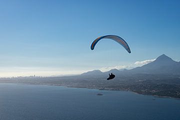 Paragliden over de blauwe Middellandse Zee van Adriana Mueller