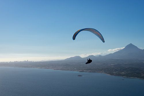 Parapente au-dessus de la mer Méditerranée bleue