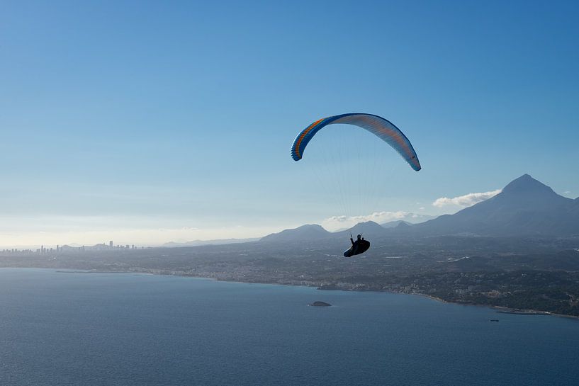Parapente au-dessus de la mer Méditerranée bleue par Adriana Mueller