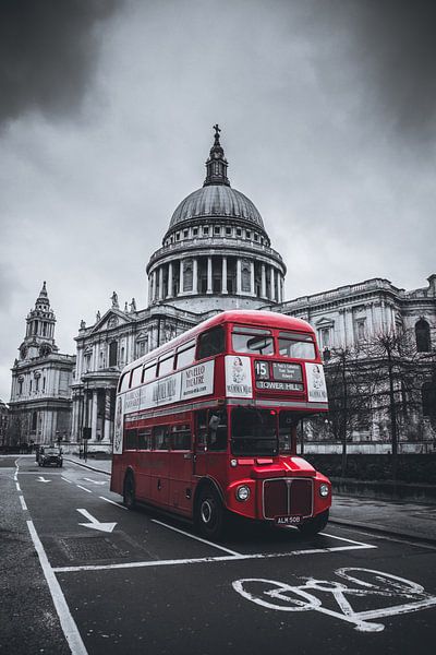 Roter Bus in London vor St. Paul's Cathedral von Stefan Wanning