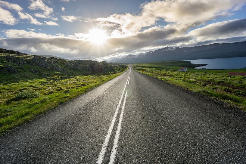 Island - Magischer Moment über gerader Autobahn zwischen grünem Feld von adventure-photos