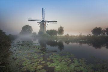 Moulin dans la brume du matin sur Wim van de Water
