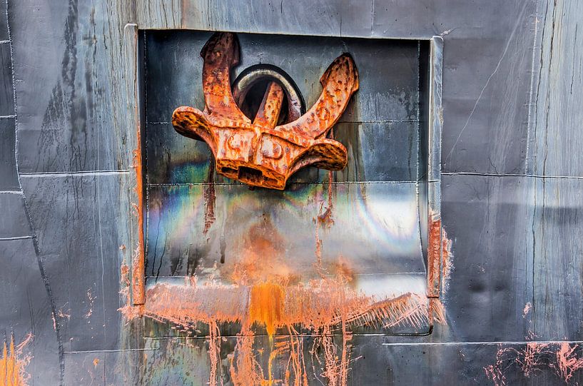 Zwarte scheepsromp met anker, roest en olievlekken van Frans Blok - foto's, kunst en andere wanddecoratie
