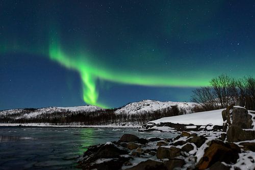 Noorderlicht in de nachtelijke hemel boven Senja eiland in Noord-Noorwegen