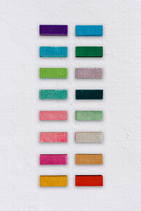 Minimalistische Kunst: Abstrakte bunte Collage auf Beton