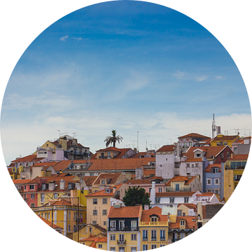 Lissabon uitzicht over de daken vanaf Miradouro das Portas do Sol van Michèle Huge