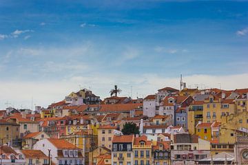 Lissabon uitzicht over de daken vanaf Miradouro das Portas do Sol sur Michèle Huge