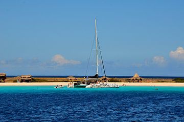 Catamaran bij Klein Curaçao van Karel Frielink