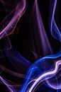 Paarse en blauwe wierook tegen een zwarte achtergrond van Robert Wiggers thumbnail