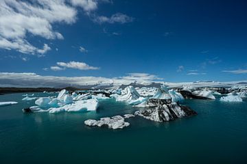 Island - Luftaufnahme von vielen riesigen Eisschollen und blauem Wasser von adventure-photos