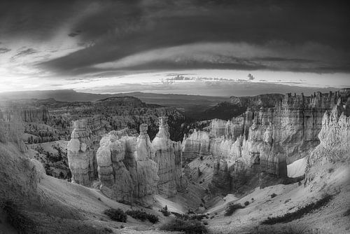 Zonsondergang bij Bryce Canyon. Zwart-wit beeld.