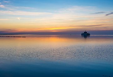 Zonsondergang bij Holwerd van Annie Jakobs